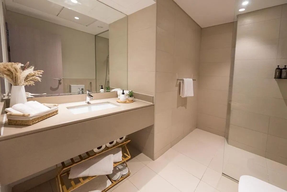 Luxury Stay 1Bdr Apartment With Pool & Gym In Waters Edge Абу-Даби